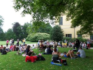 Biciclettata pensante 2013 | Ristoro e riposo al concerto degli allievi dell'Istituto Corelli di Pinerolo, Villa Il Torrione, Pinerolo.