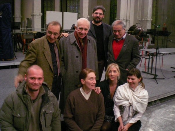 I poeti di Torino Poesia alla Casa della Poesia di Milano: in basso, da sinistra, Marco Magnone, Valentina Diana, Francesca Tini Brunozzi ed Eliana D. Langiu, in piedi, da destra, Tomaso Kemeny, Tiziano Fratus, Giancarlo Majorino e Giorgio Luzzi.