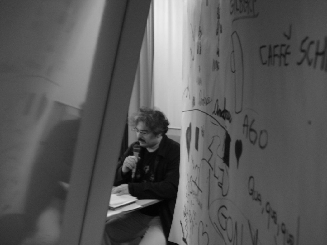 Uno scatto rubato: Tiziano Fratus tiene un incontro sulla scrittura in versi in un liceo di Novara.