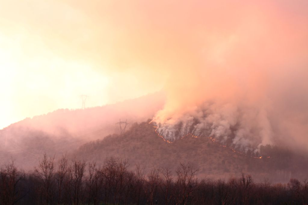 Il monte brucia